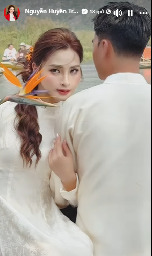 MC Huyền Trang (Mù Tạt) mới đây khiến cộng đồng mạng không khỏi xôn xao khi đăng tải đoạn story ghi lại những khoảnh khắc hậu trường chụp ảnh cực ngọt ngào bên cạnh chồng sắp cưới - tiền vệ Phạm Đức Huy. (Ảnh: FBNV)