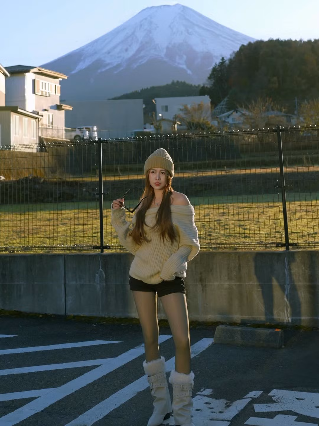 Với phong cách thời trang vừa ấm áp lại vừa tôn dáng, Việt Phương Thoa đã tạo nên những khoảnh khắc đẹp như tranh vẽ giữa thiên nhiên hùng vĩ trong loạt ảnh vừa mới đăng tải. (Ảnh: IGNV)