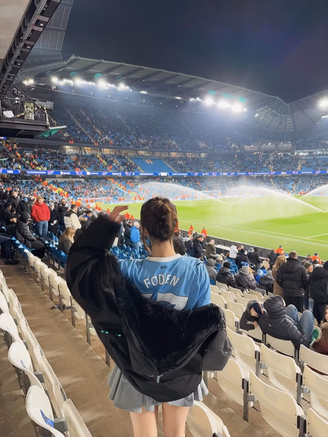 Hình ảnh cô khoác chiếc áo đấu với tên cầu thủ Phil Foden ở phía sau càng cho thấy sự ủng hộ nhiệt thành của cô đối với đội bóng và ngôi sao trẻ người Anh. (Ảnh: IGNV)