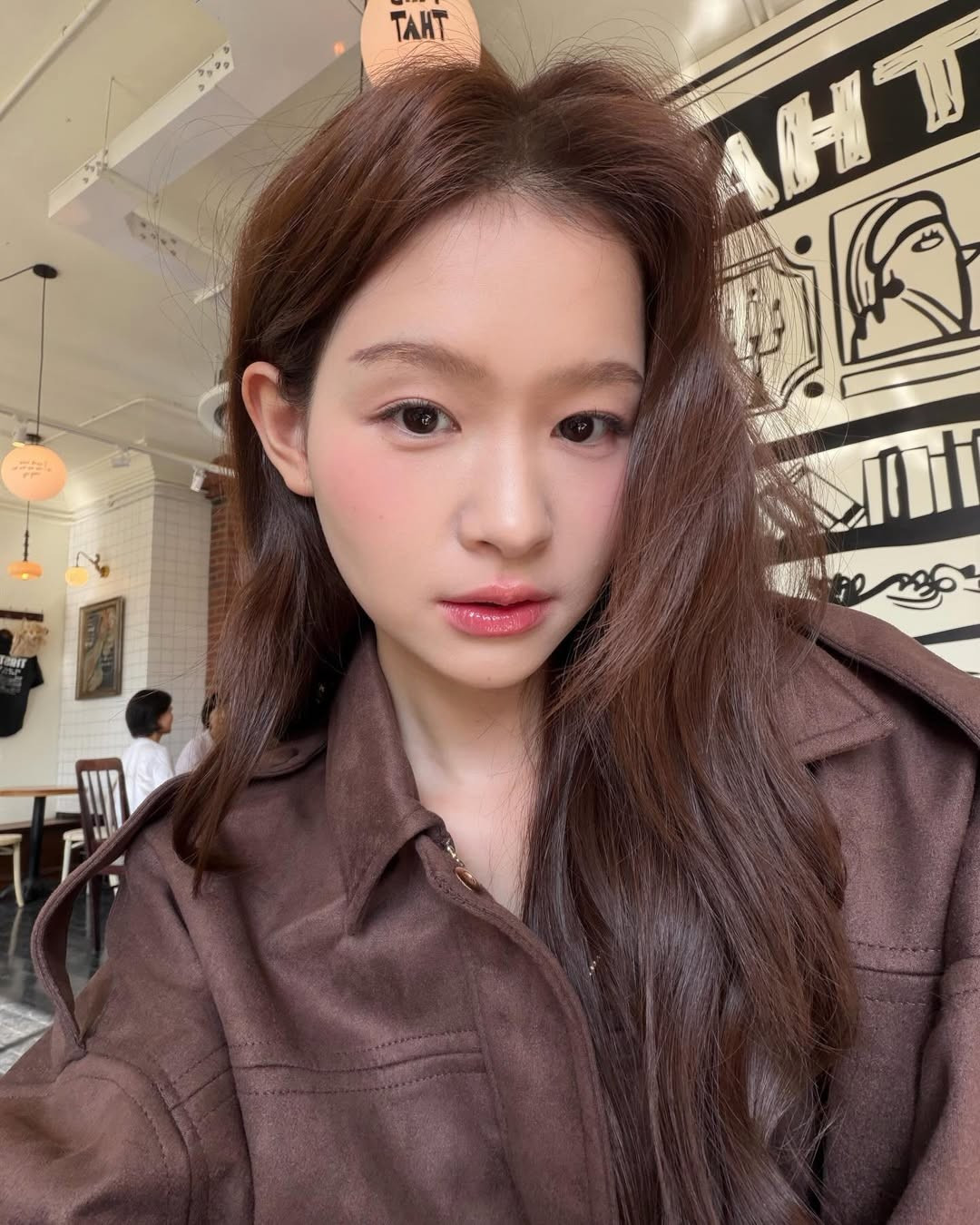 Lối trang điểm tông hồng đào trong trẻo, kết hợp cùng mái tóc xoăn sóng nhẹ nhàng giúp cô nàng toát lên vẻ ngọt ngào nhưng vẫn đầy sang chảnh. (Ảnh: IGNV)