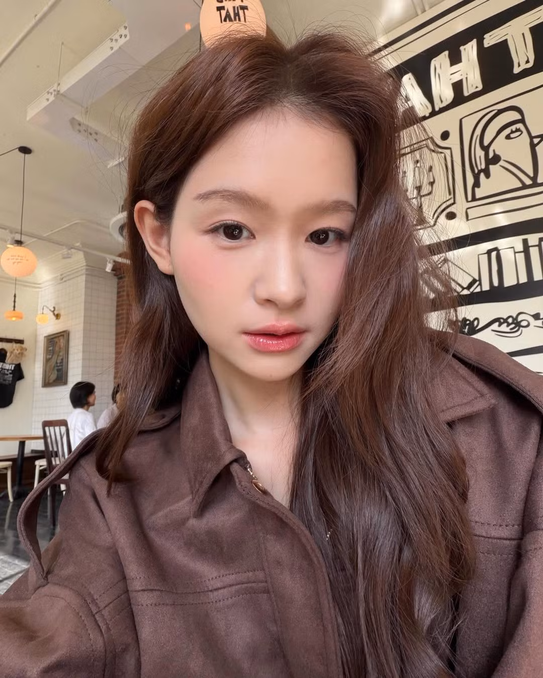 Lối trang điểm tông hồng đào trong trẻo, kết hợp cùng mái tóc xoăn sóng nhẹ nhàng giúp cô nàng toát lên vẻ ngọt ngào nhưng vẫn đầy sang chảnh. (Ảnh: IGNV)