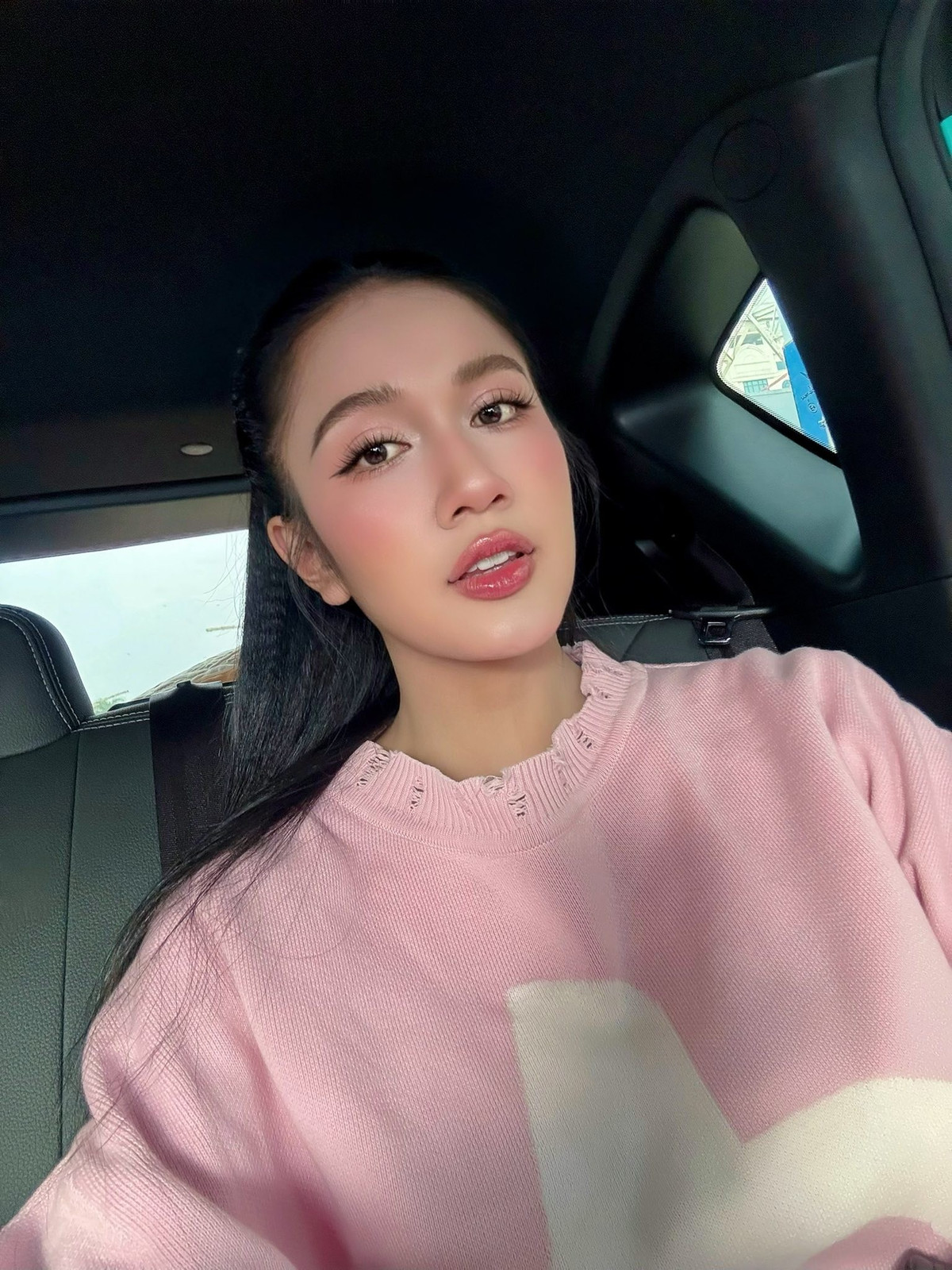 Cô thường xuyên góp mặt tại các club, bar lớn nhỏ tại Hà thành. Một trong những cột mốc đáng nhớ là khi cô xuất hiện trong dàn lineup của lễ hội âm nhạc quốc tế Ravolution Music Festival, đứng chung sân khấu với nhiều DJ hàng đầu thế giới.(Ảnh: FBNV)