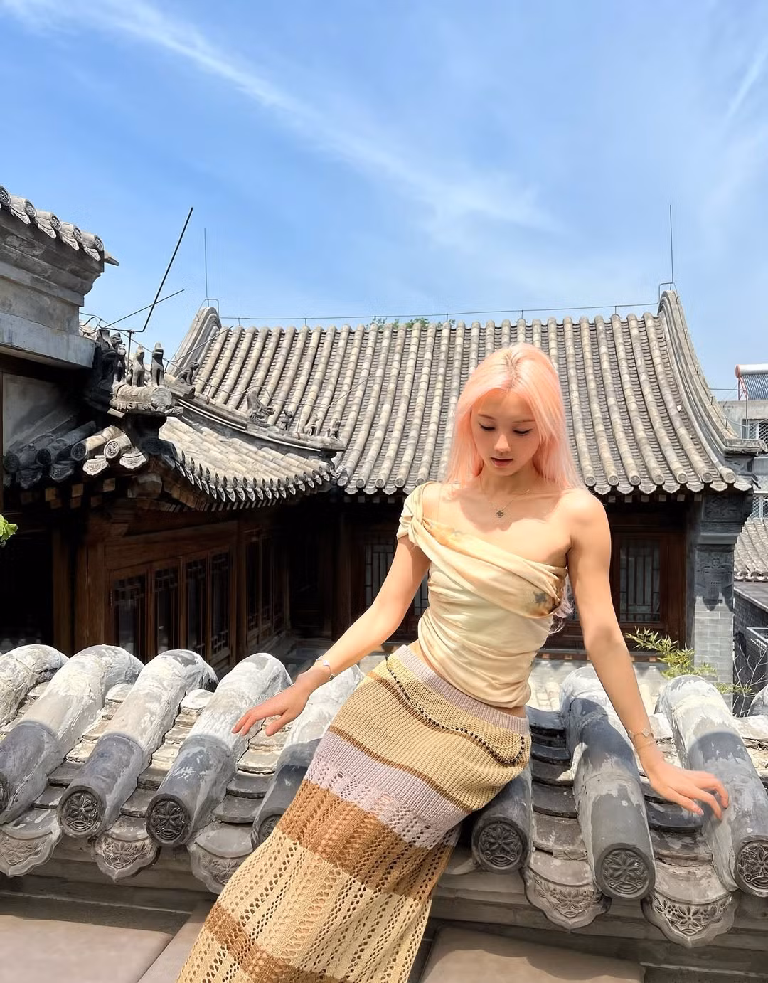 Đi kèm là chân váy maxi dệt kim với các mảng màu be và nâu, điểm xuyết thêm chiếc thắt lưng dây xích, tạo nên tổng thể vừa hiện đại, gợi cảm lại vừa mang hơi hướng bohemian phóng khoáng. (Ảnh: IGNV)