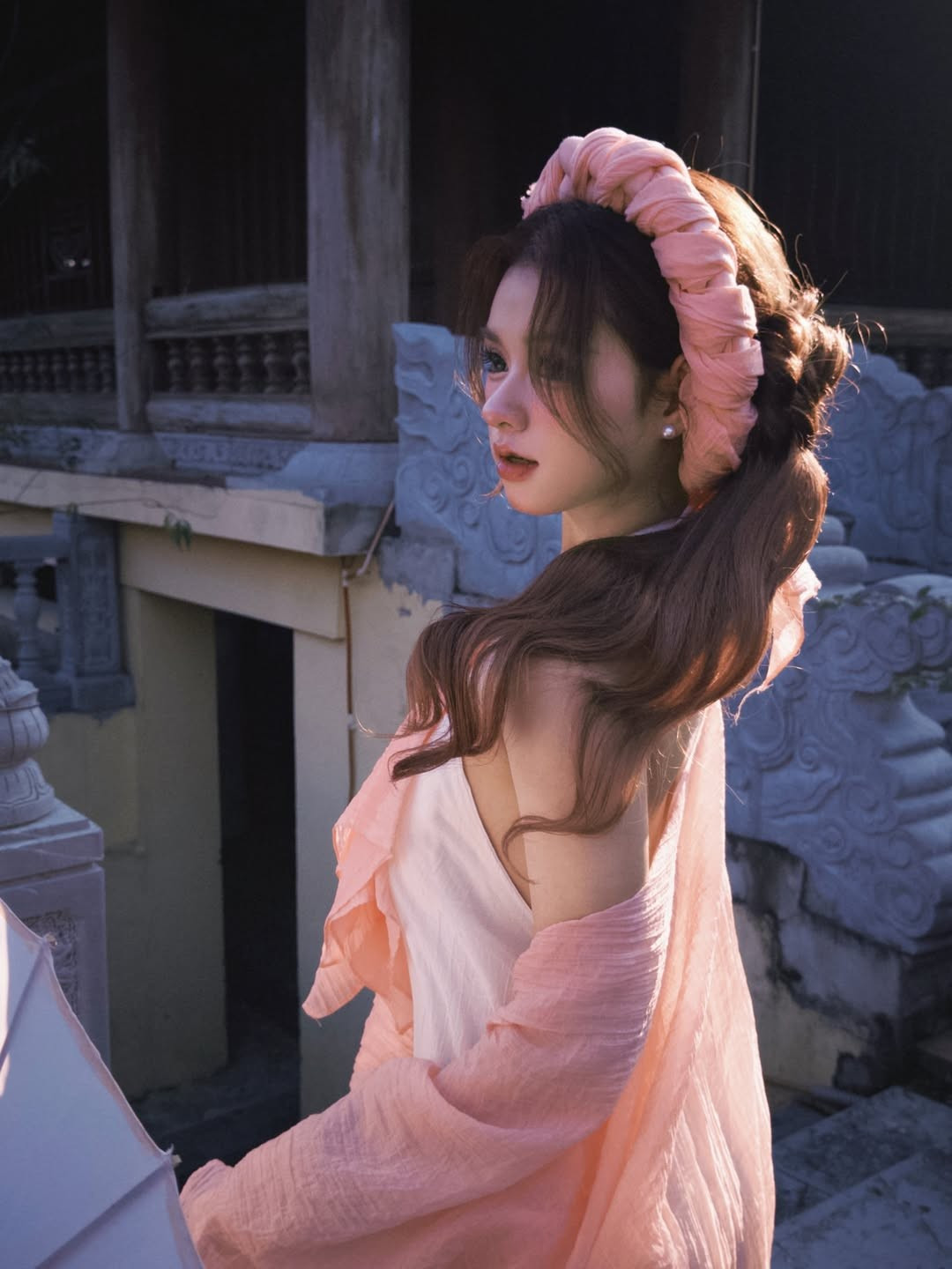 Dưới ánh nắng vàng rực rỡ của buổi chiều tà, làn da trắng sứ và lối trang điểm tông hồng đào trong trẻo giúp cô nàng trông như một nhân vật bước ra từ truyện cổ tích. (Ảnh: IGNV)