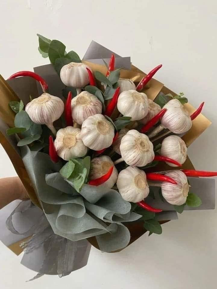 Nhiều shop hoa cũng nhanh chóng "đu trend", cập nhật các mẫu hoa được làm từ rau củ cho mùa 20/10 năm nay.