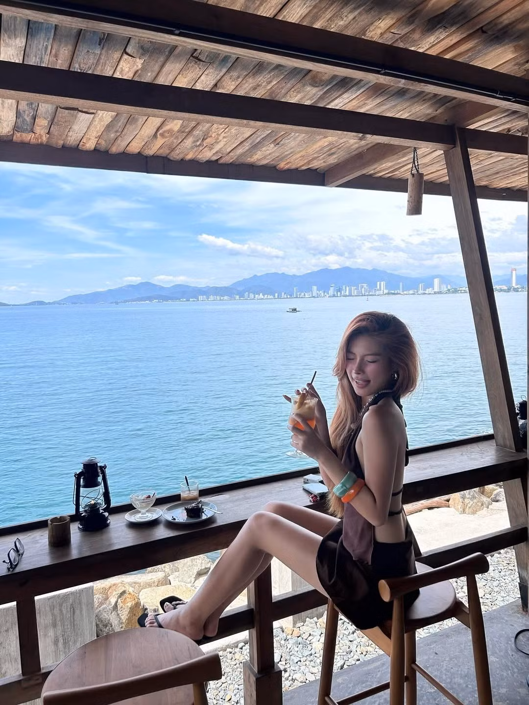 Cô được biết đến không chỉ với nhan sắc xinh đẹp mà còn với thành tích học tập ấn tượng khi tốt nghiệp chuyên ngành Thiết kế thời trang tại Đại học Kiến trúc TP.HCM. (Ảnh: IGNV)