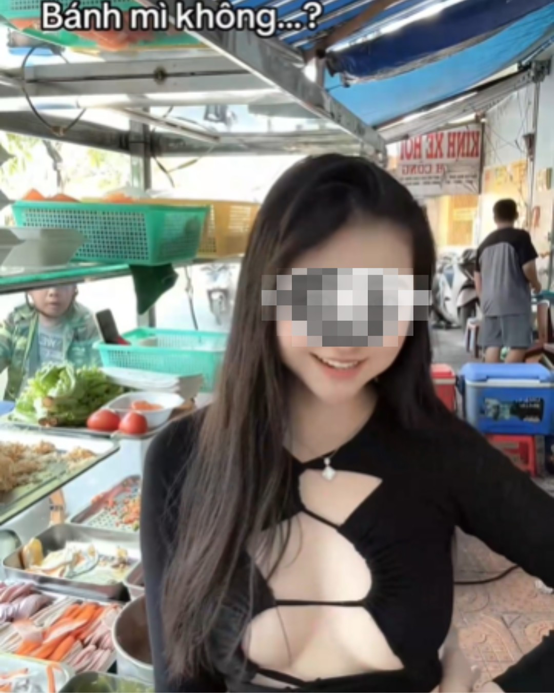 Đây không phải là lần đầu tiên xu hướng "mặc càng hở càng viral" bị lạm dụng trong ngành kinh doanh ẩm thực. Trước đây, cộng đồng mạng cũng từng xôn xao với các trường hợp tương tự như bán trà sữa, bán sườn, bán phở...