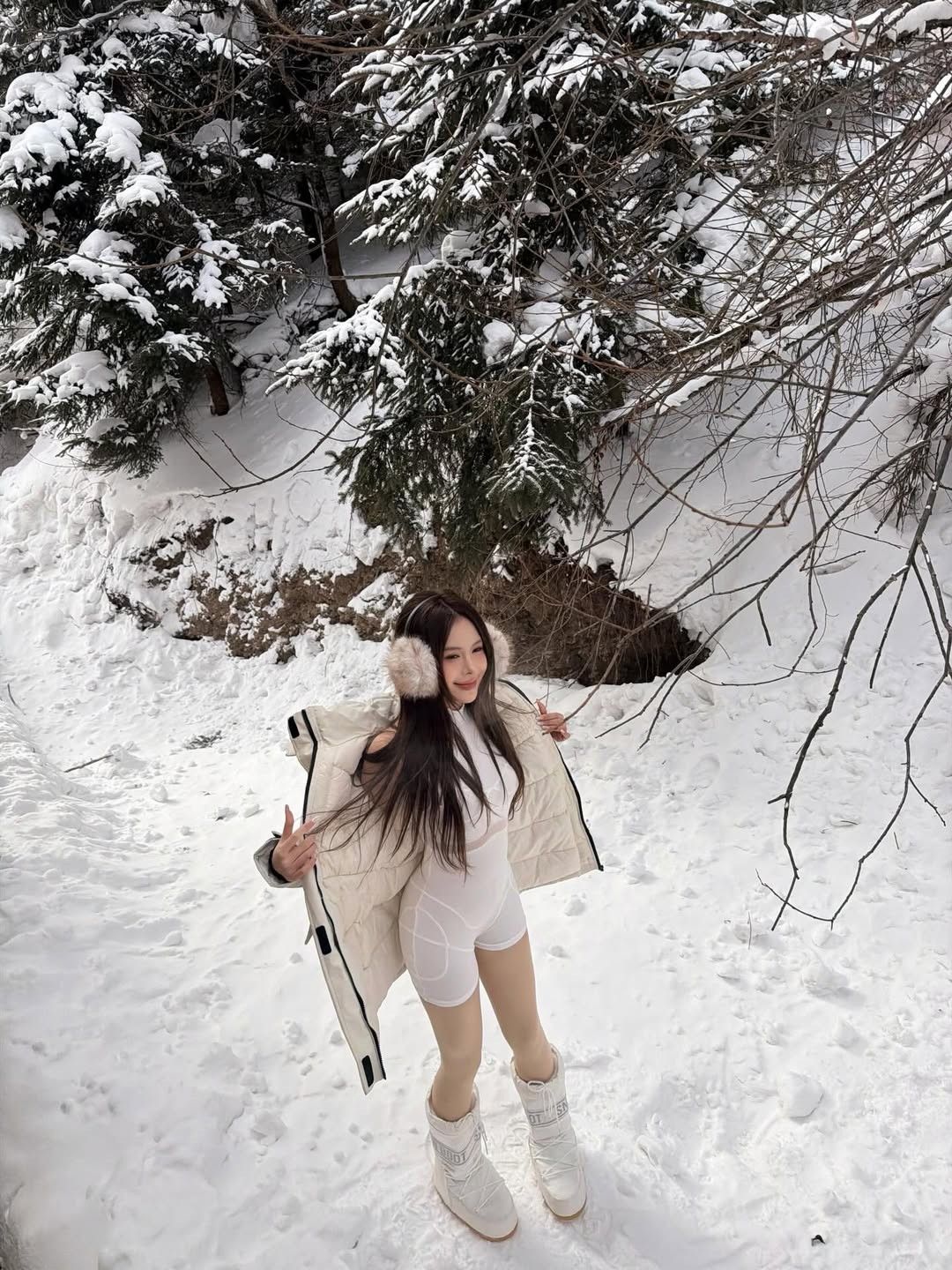 Dù là tạo dáng bên hiên nhà gỗ, dạo bước giữa rừng thông phủ tuyết hay check-in bên những mô hình động vật tuyết khổng lồ, Ngân Hà vẫn giữ được vẻ rạng rỡ, tràn đầy sức sống. (Ảnh: IGNV)