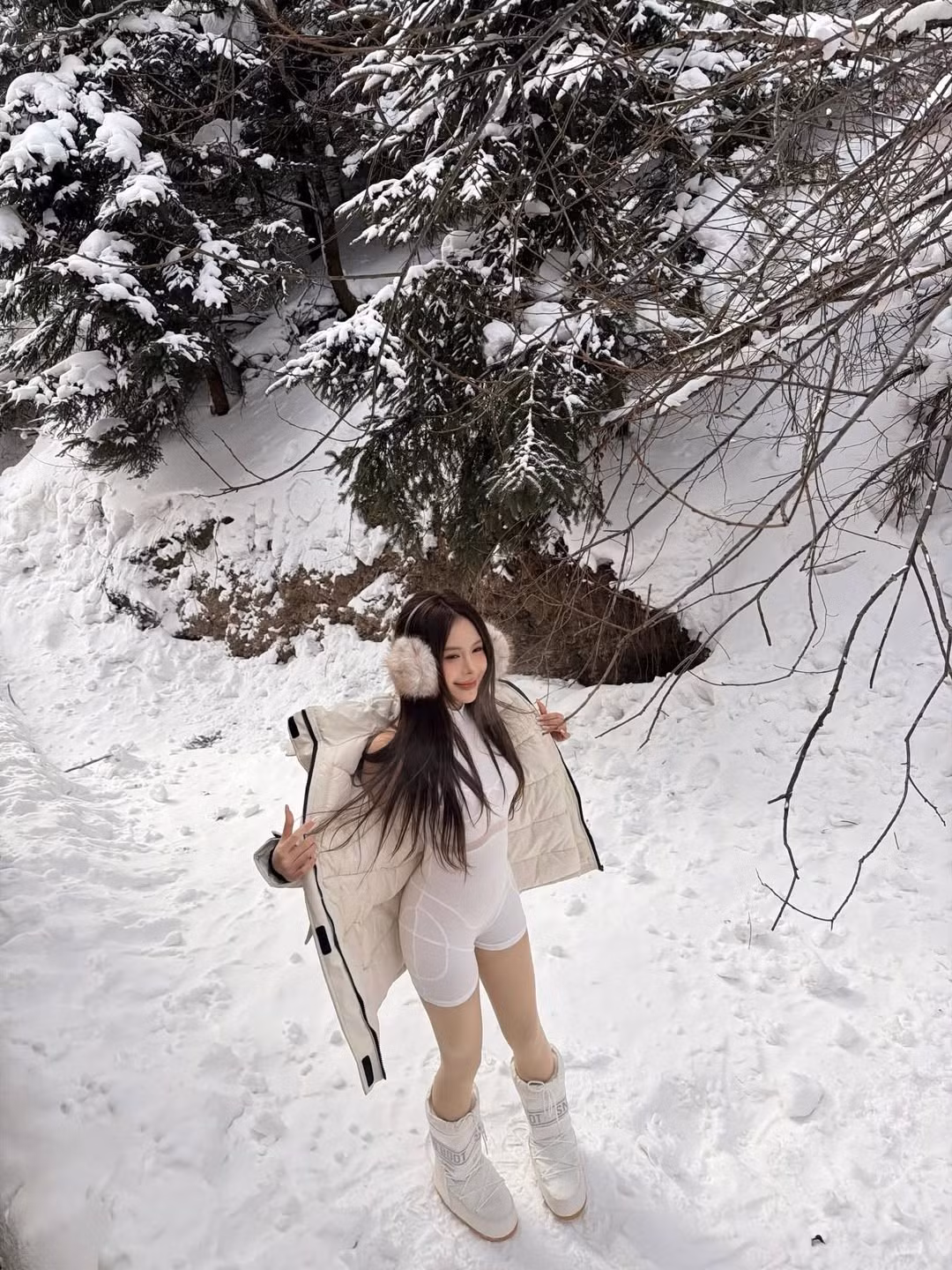 Dù là tạo dáng bên hiên nhà gỗ, dạo bước giữa rừng thông phủ tuyết hay check-in bên những mô hình động vật tuyết khổng lồ, Ngân Hà vẫn giữ được vẻ rạng rỡ, tràn đầy sức sống. (Ảnh: IGNV)