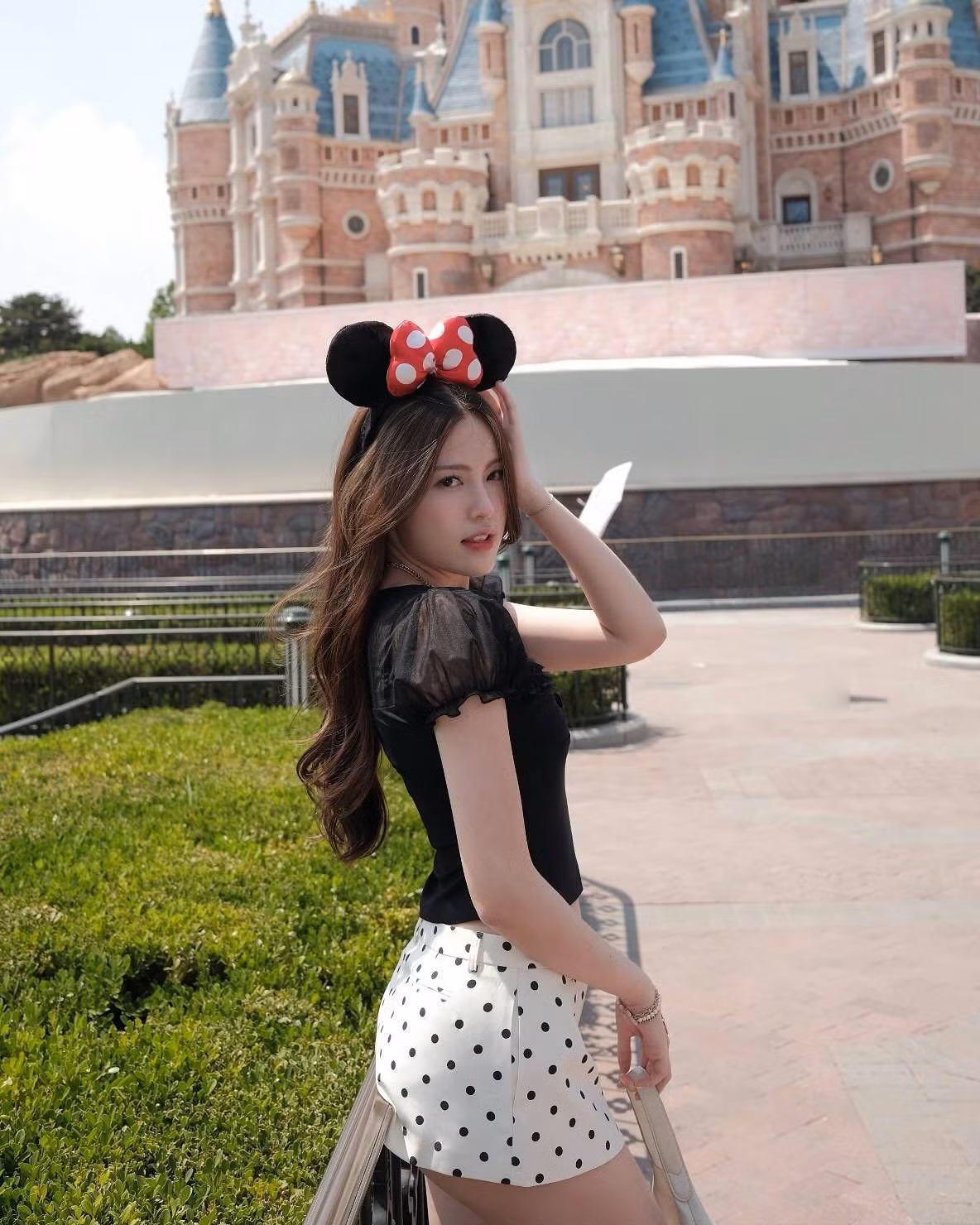 Sở hữu làn da trắng mịn, gương mặt rạng rỡ cùng mái tóc xoăn nhẹ buông xõa tự nhiên, Tăng Mỹ Hàn dễ dàng chiếm trọn spotlight trong khung hình.