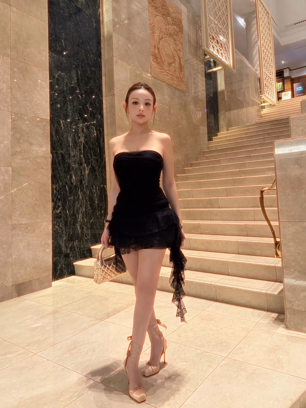 Huyền Baby, cựu hot girl đình đám một thời, luôn khiến công chúng phải trầm trồ vì nhan sắc "hack tuổi" của mình. Mỗi hình ảnh được cô nàng đăng tải lên trang cá nhân luôn nhận cơn mưa lời khen về nhan sắc cùng phong cách thời trang. (Ảnh: FBNV)