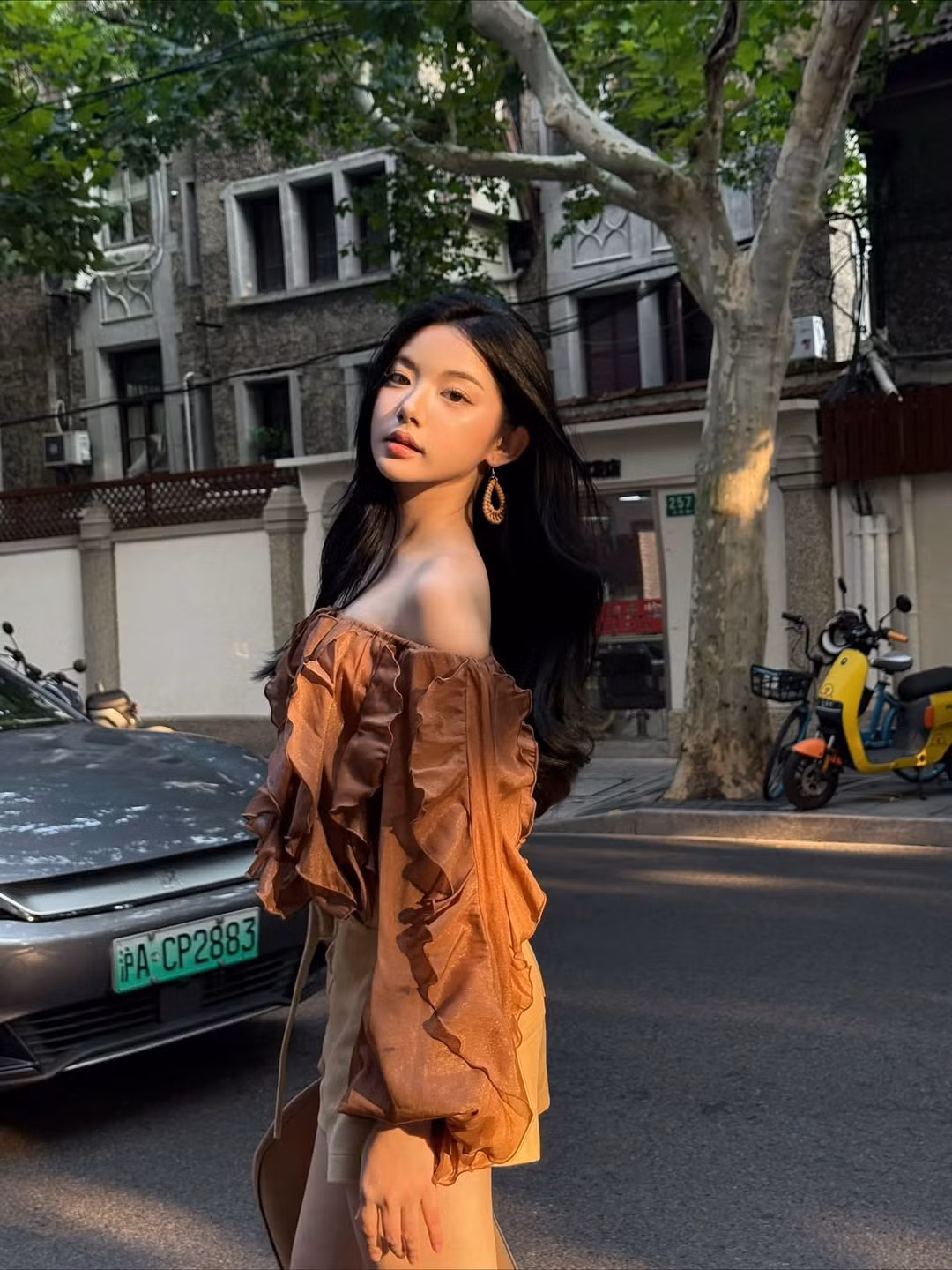 Trước đây, cô nàng thường lựa chọn những thiết kế nhẹ nhàng, mang hơi hướng Hàn Quốc ngọt ngào, nữ tính. (Ảnh: IGNV)