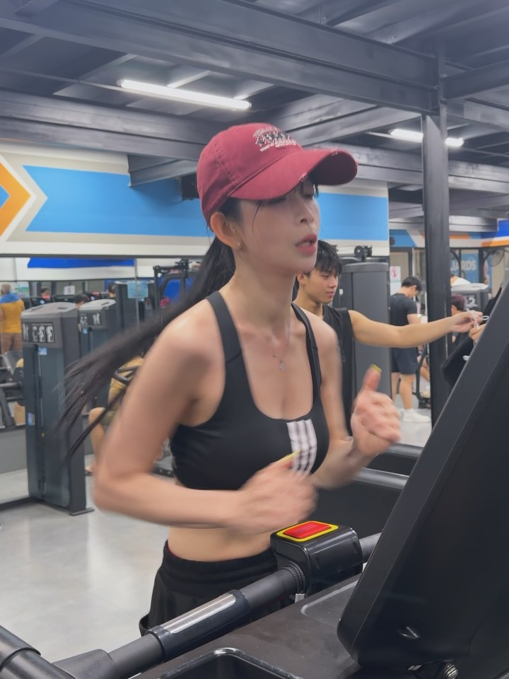 Trong bộ trang phục thể thao năng động, nữ vận động viên tự tin phô diễn vòng eo con kiến cùng cơ bụng số 11 rõ nét - minh chứng cho sự kỷ luật thép trong chế độ ăn uống và tập luyện. (Ảnh: IGNV)