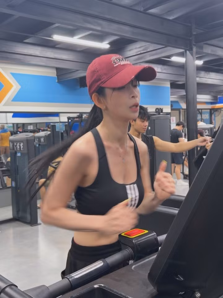 Trong bộ trang phục thể thao năng động, nữ vận động viên tự tin phô diễn vòng eo con kiến cùng cơ bụng số 11 rõ nét - minh chứng cho sự kỷ luật thép trong chế độ ăn uống và tập luyện. (Ảnh: IGNV)