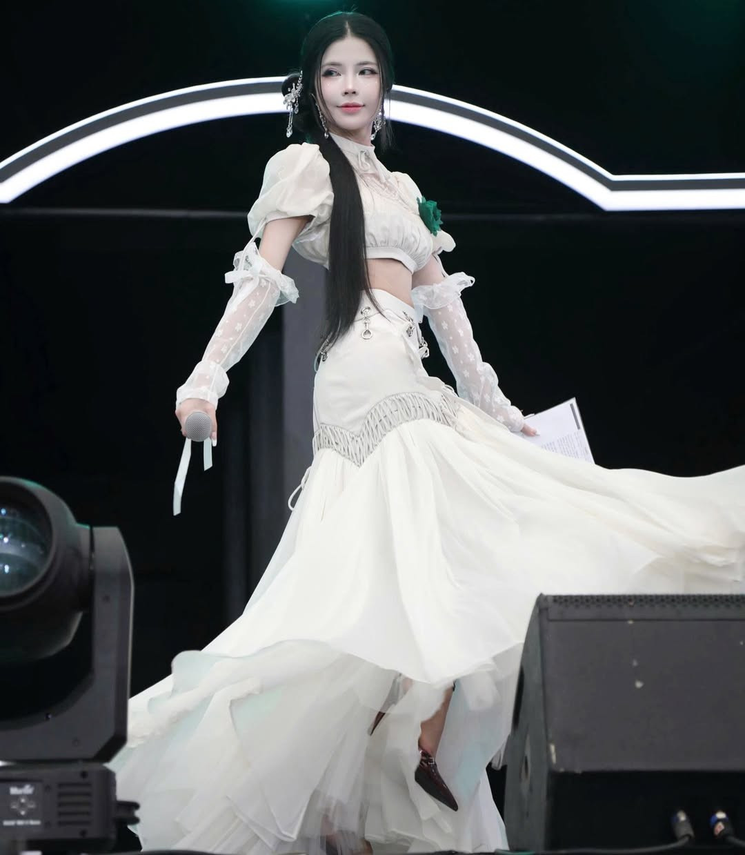 Để có được những giây phút tỏa sáng bên cạnh các huyền thoại T1, Mai Dora đã trải qua một hành trình nỗ lực không ngừng nghỉ. Xuất thân là một người mẫu ảnh và diễn viên với phong cách quyến rũ, cô từng nhận về không ít hoài nghi khi mới lấn sân sang lĩnh vực Esports. (Ảnh: IGNV)