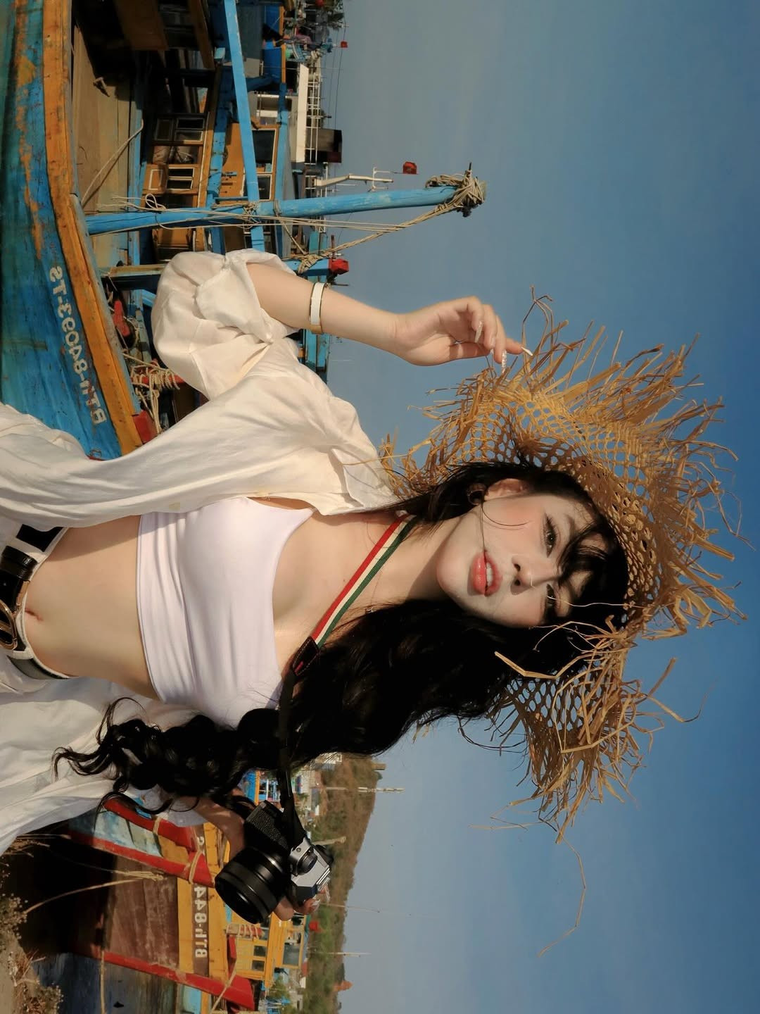 Thông qua bộ ảnh, Bảo Khuyên Susan không chỉ khoe nhan sắc thăng hạng mà còn khéo léo quảng bá vẻ đẹp của cảng tàu Phan Thiết - một địa danh vốn quen thuộc nhưng qua góc máy của cô lại trở nên tình tứ và nghệ thuật hơn bao giờ hết. (Ảnh: IGNV)