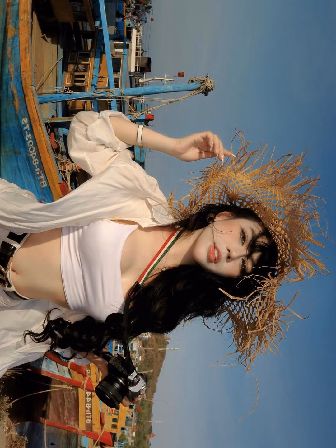 Thông qua bộ ảnh, Bảo Khuyên Susan không chỉ khoe nhan sắc thăng hạng mà còn khéo léo quảng bá vẻ đẹp của cảng tàu Phan Thiết - một địa danh vốn quen thuộc nhưng qua góc máy của cô lại trở nên tình tứ và nghệ thuật hơn bao giờ hết. (Ảnh: IGNV)