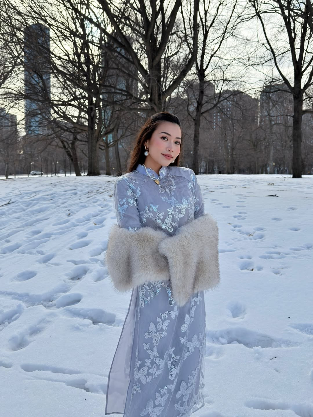 Giữa khung cảnh tuyết trắng xóa và những tòa nhà chọc trời, hình ảnh tà áo dài Việt Nam hiện lên vô cùng nổi bật. (Ảnh: IGNV)