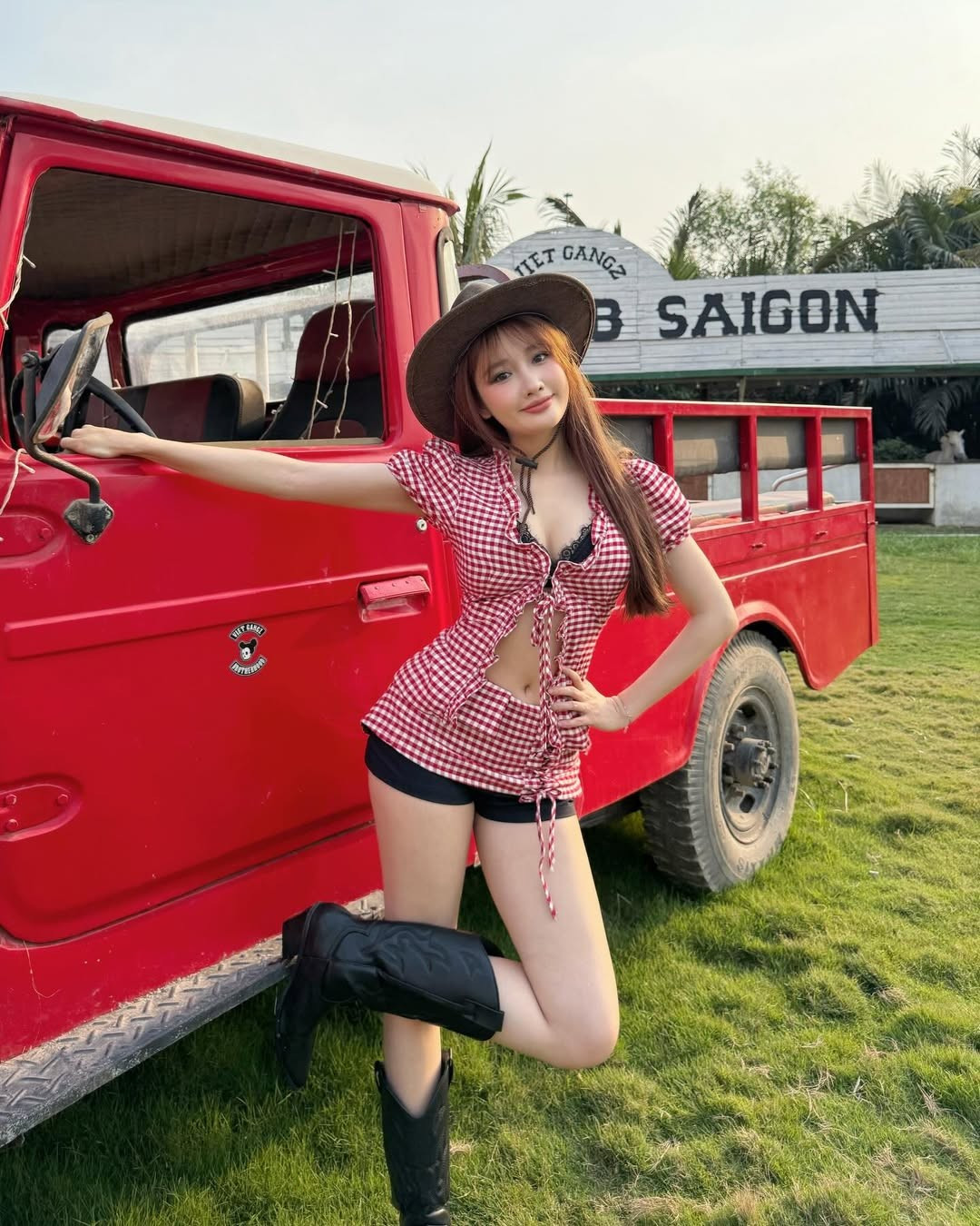 Không cần tạo dáng quá cầu kỳ, Vũ Thị Khánh Huyền vẫn ghi điểm tuyệt đối nhờ gương mặt thanh tú, đôi mắt biết nói và làn da trắng mịn màng. (Ảnh: IGNV)