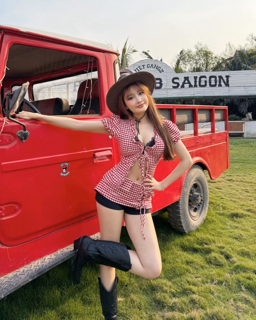 Không cần tạo dáng quá cầu kỳ, Vũ Thị Khánh Huyền vẫn ghi điểm tuyệt đối nhờ gương mặt thanh tú, đôi mắt biết nói và làn da trắng mịn màng. (Ảnh: IGNV)