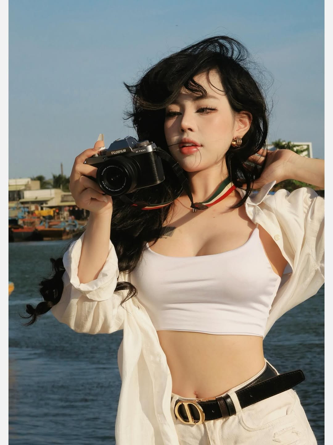 Mới đây, trên trang cá nhân, hot girl Bảo Khuyên Susan vừa khiến cộng đồng mạng "đứng ngồi không yên" khi đăng tải bộ ảnh du xuân đầy rạng rỡ. Với bối cảnh là những con tàu đánh cá đặc trưng tại quê hương, cô nàng đính kèm dòng trạng thái đầy ngọt ngào: “Cảng tàu Phan Thiết quê em đẹp hong?”. (Ảnh: IGNV)