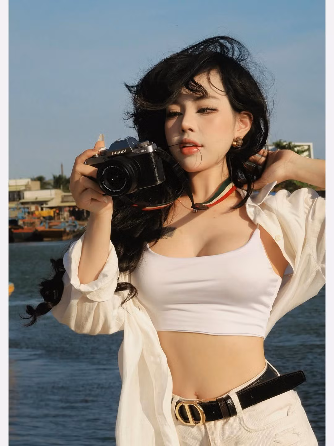 Mới đây, trên trang cá nhân, hot girl Bảo Khuyên Susan vừa khiến cộng đồng mạng "đứng ngồi không yên" khi đăng tải bộ ảnh du xuân đầy rạng rỡ. Với bối cảnh là những con tàu đánh cá đặc trưng tại quê hương, cô nàng đính kèm dòng trạng thái đầy ngọt ngào: “Cảng tàu Phan Thiết quê em đẹp hong?”. (Ảnh: IGNV)