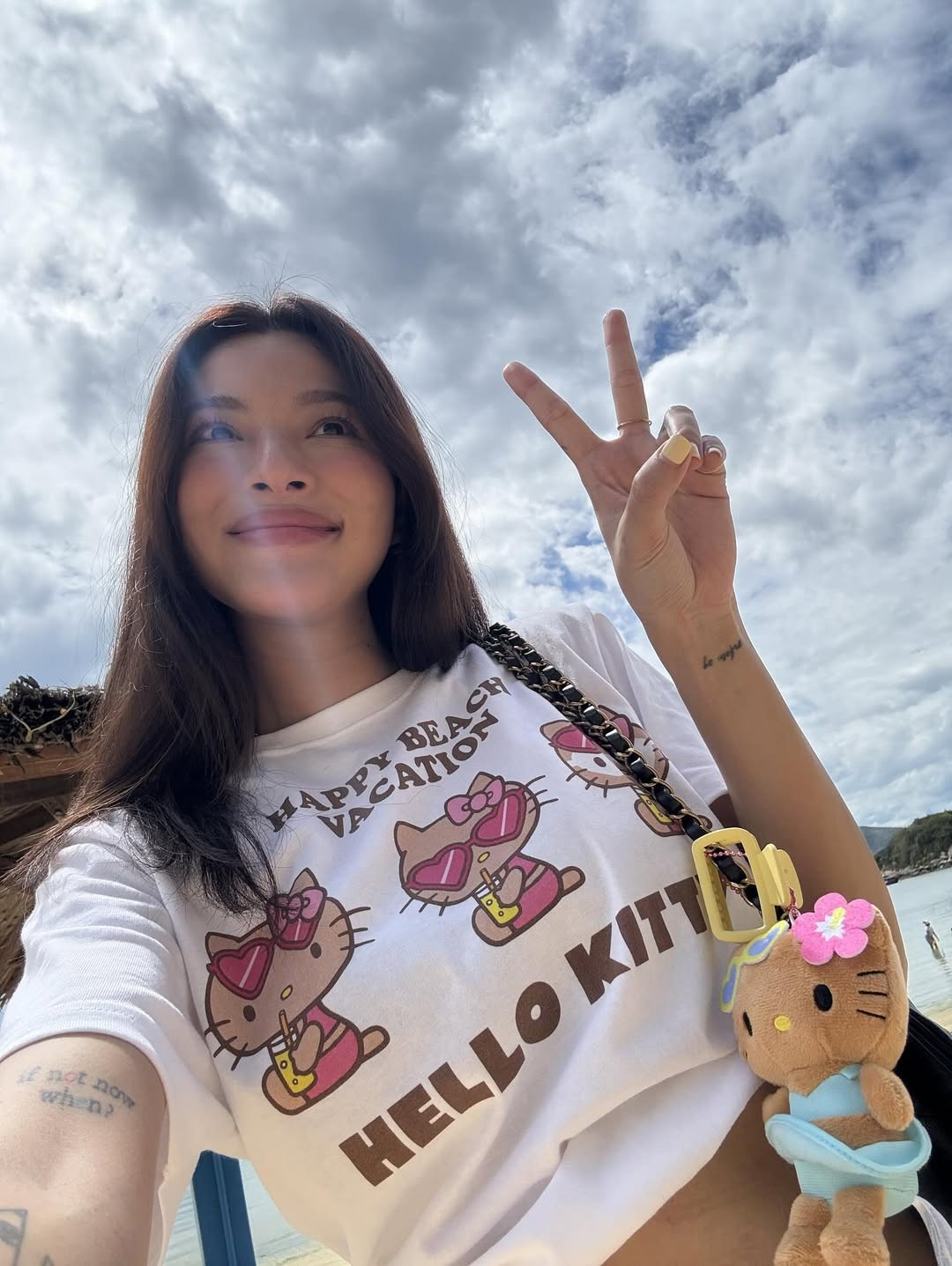 Chiếc áo thun Hello Kitty không chỉ là điểm nhấn về mặt thị giác mà còn thể hiện được sự trẻ trung, năng động của Tú Hảo. Cô nàng không ngại khoe khéo vòng eo thon gọn, kết hợp với thần thái rạng rỡ, đầy sức sống. (Ảnh: IGNV)