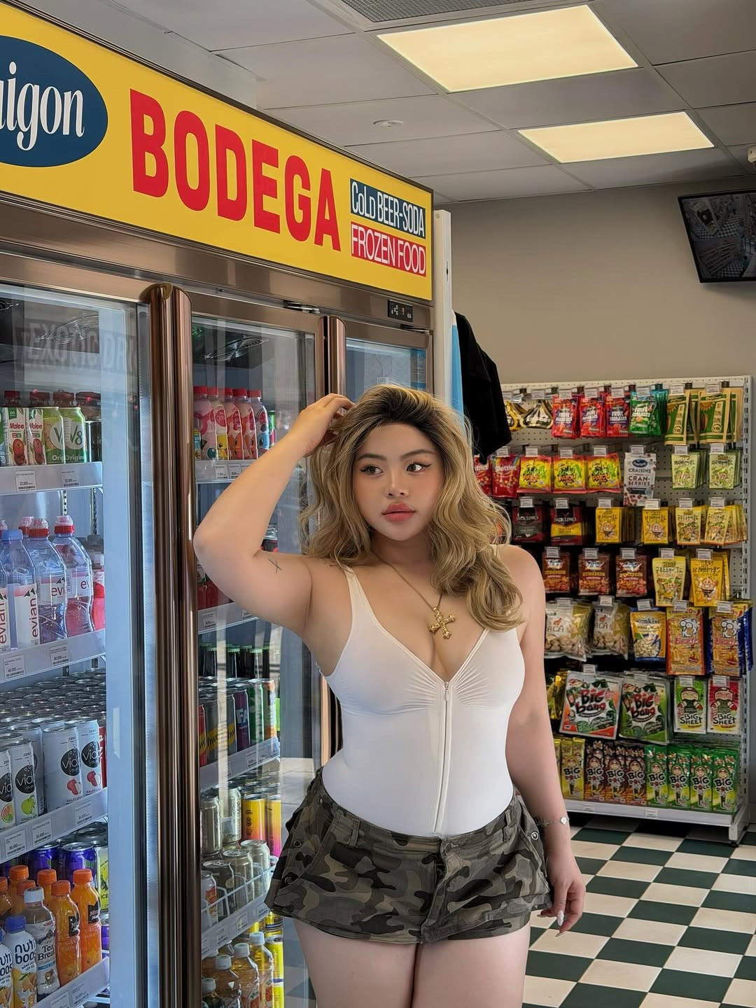 Dưới ống kính, Cố Hữu Vi không hề tỏ ra tự ti. Ngược lại, những tạo dáng tự nhiên, thần thái rạng rỡ của cô đã truyền cảm hứng mạnh mẽ về tinh thần "yêu cơ thể mình". (Ảnh: IGNV)