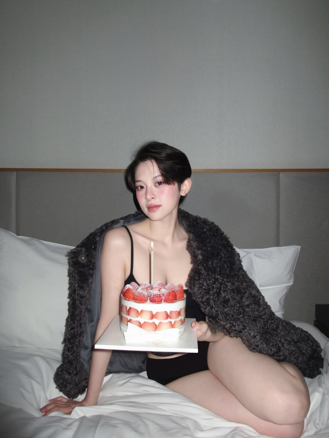 Lướt qua các bức ảnh, có thể thấy Hà My rất tự tin với những hình xăm nhỏ trên cánh tay - những dấu ấn cá nhân khẳng định bản sắc riêng. Cô nàng lựa chọn lối trang điểm nhẹ nhàng, nhấn vào đôi má hồng hào, tạo nên vẻ ngoài trong trẻo nhưng vẫn vô cùng sắc sảo. (Ảnh: IGNV)