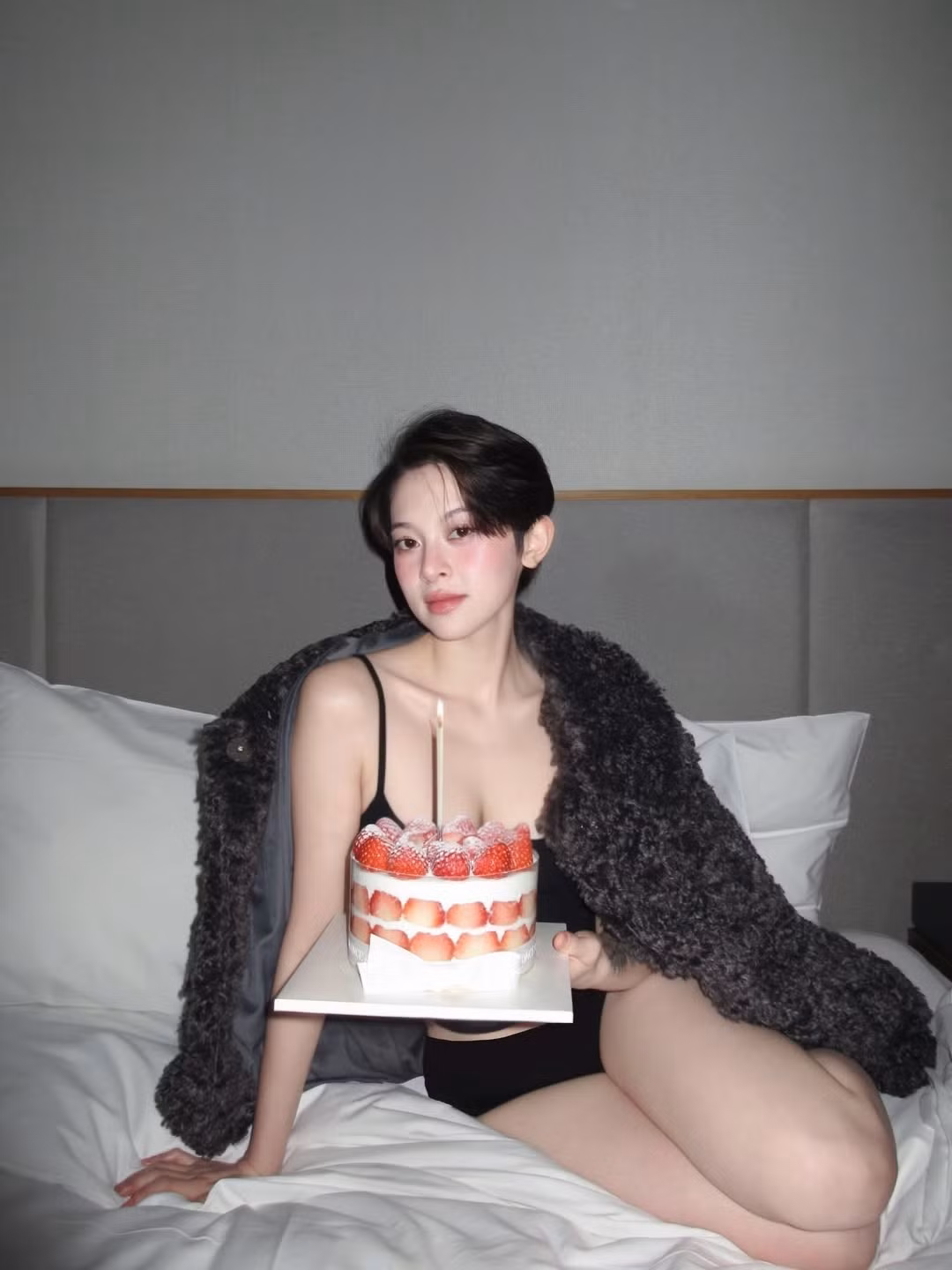 Lướt qua các bức ảnh, có thể thấy Hà My rất tự tin với những hình xăm nhỏ trên cánh tay - những dấu ấn cá nhân khẳng định bản sắc riêng. Cô nàng lựa chọn lối trang điểm nhẹ nhàng, nhấn vào đôi má hồng hào, tạo nên vẻ ngoài trong trẻo nhưng vẫn vô cùng sắc sảo. (Ảnh: IGNV)