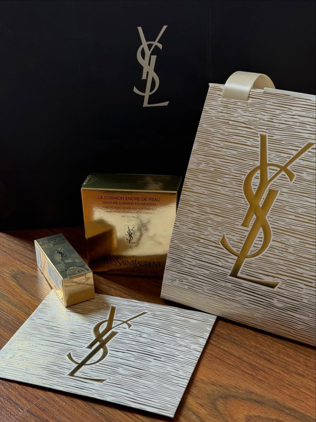 Cùng với đó là bộ sản phẩm làm đẹp cao cấp đến từ thương hiệu đình đám Yves Saint Laurent (YSL).(Ảnh: IGNV)