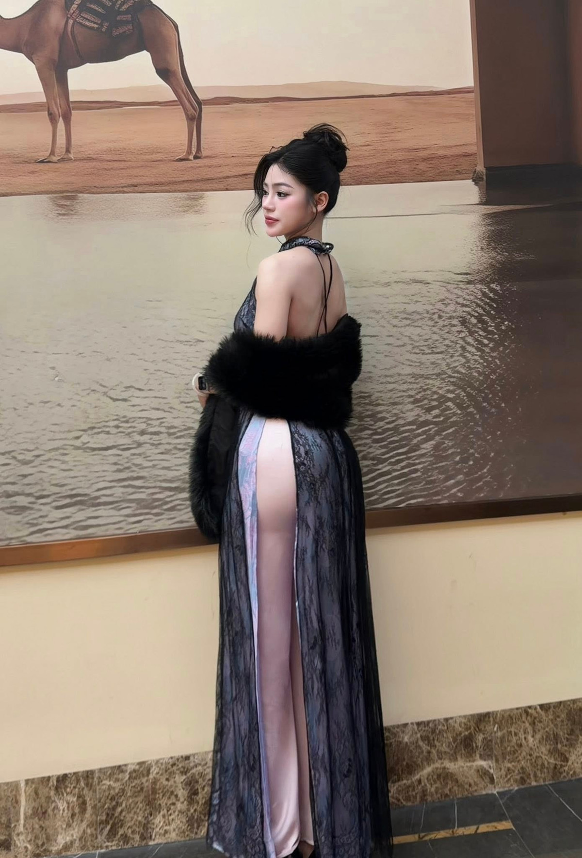 Trong bộ ảnh, cô gái diện thiết kế lấy cảm hứng từ áo dài kết hợp với chất liệu ren xuyên thấu và tà áo xẻ cao vút. Tuy nhiên, điều khiến netizen phải "dụi mắt" nhìn lại nhiều lần chính là chiếc quần mặc bên trong. (Ảnh: FBNV)