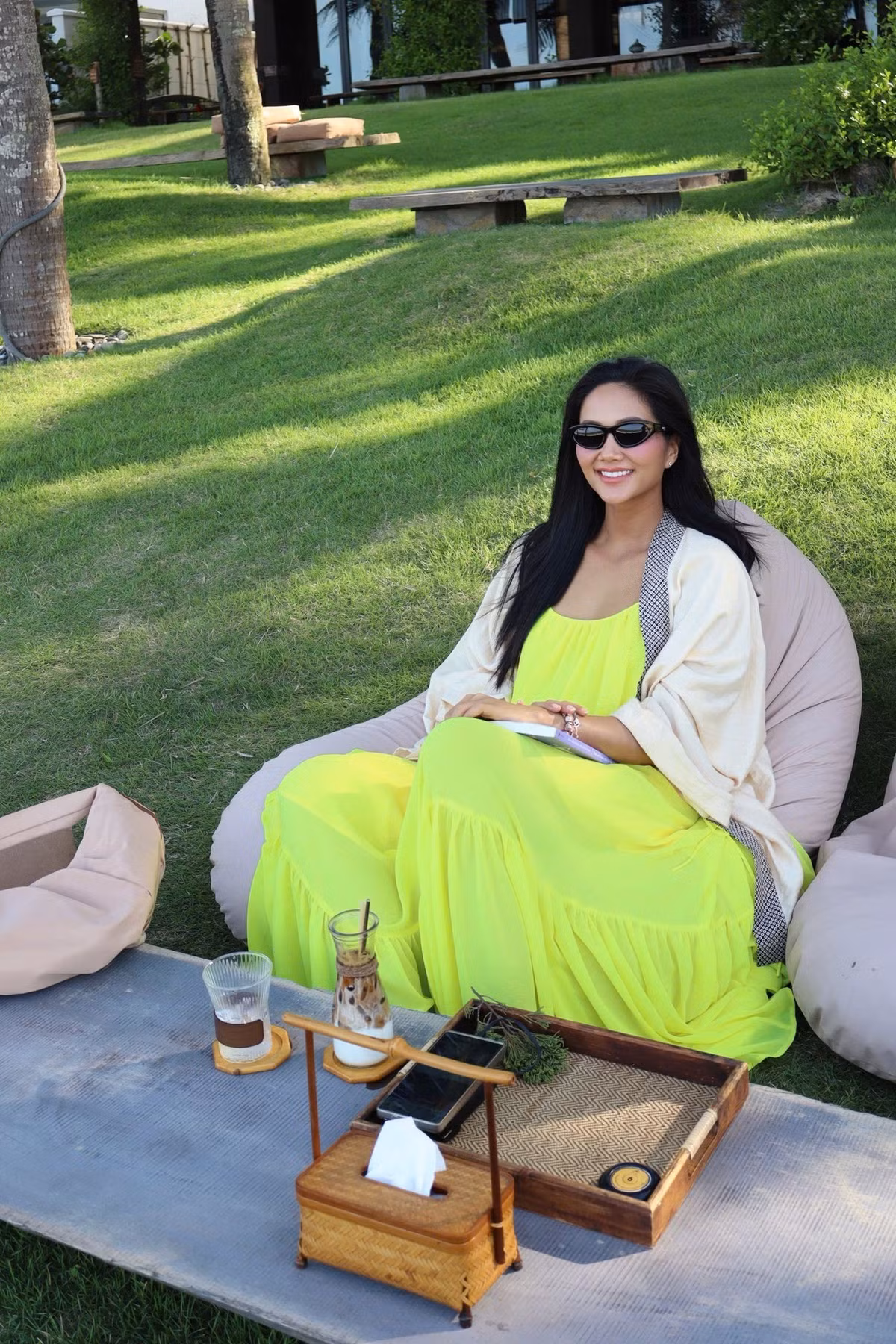 H'Hen Niê luôn được biết đến là một hoa hậu tích cực tham gia các hoạt động cộng đồng, đặc biệt là những dự án liên quan đến trẻ em và phụ nữ. Cô dùng sức ảnh hưởng của mình để lan tỏa những giá trị tốt đẹp, khuyến khích thế hệ trẻ tự tin theo đuổi ước mơ, dù có gặp phải bất kỳ khó khăn nào.