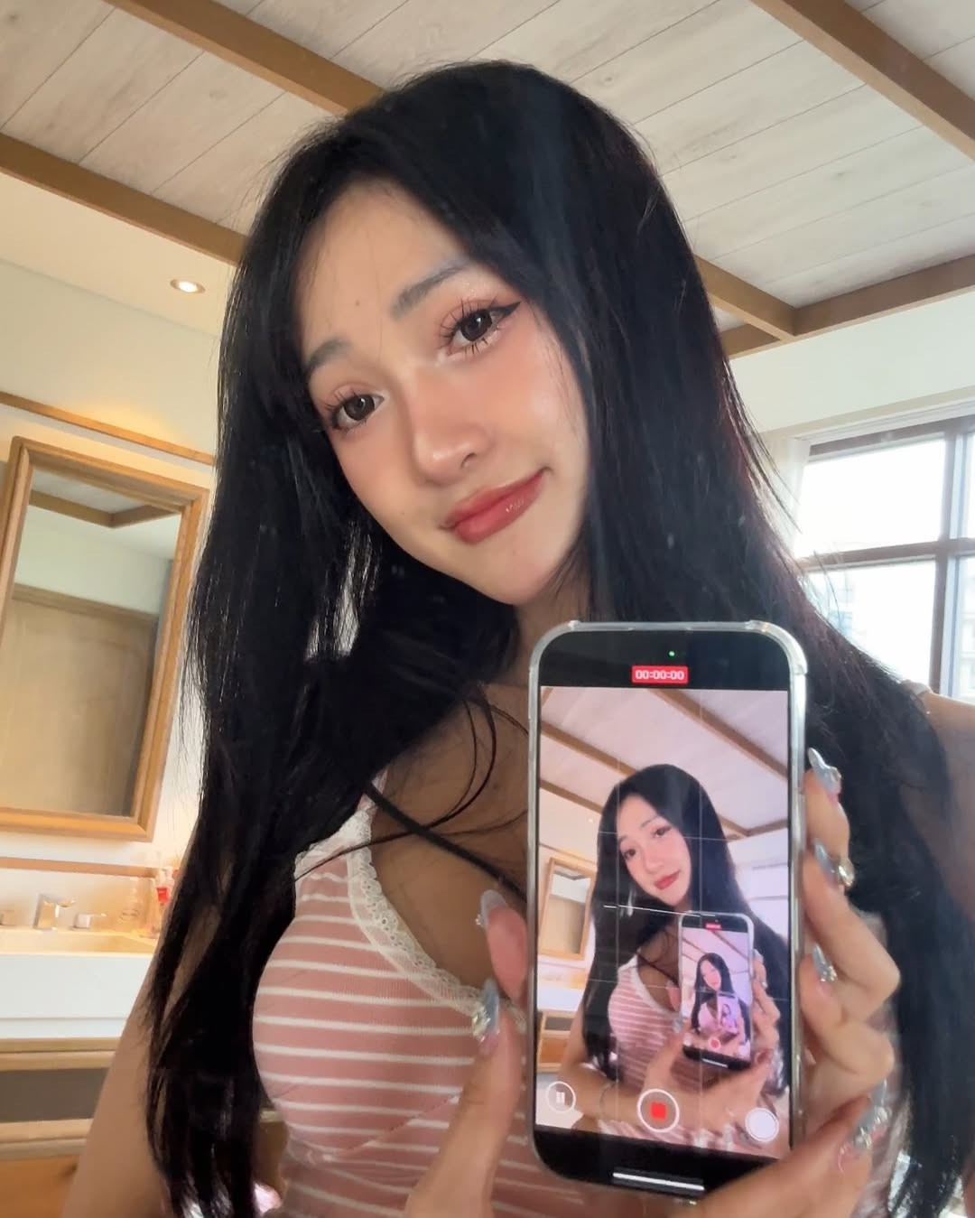 Clara Đào thường xuyên lựa chọn những trang phục gợi cảm, khoe vòng 1 mới như váy hai dây mảnh, áo có phần khoét ngực sâu. (Ảnh: IGNV)