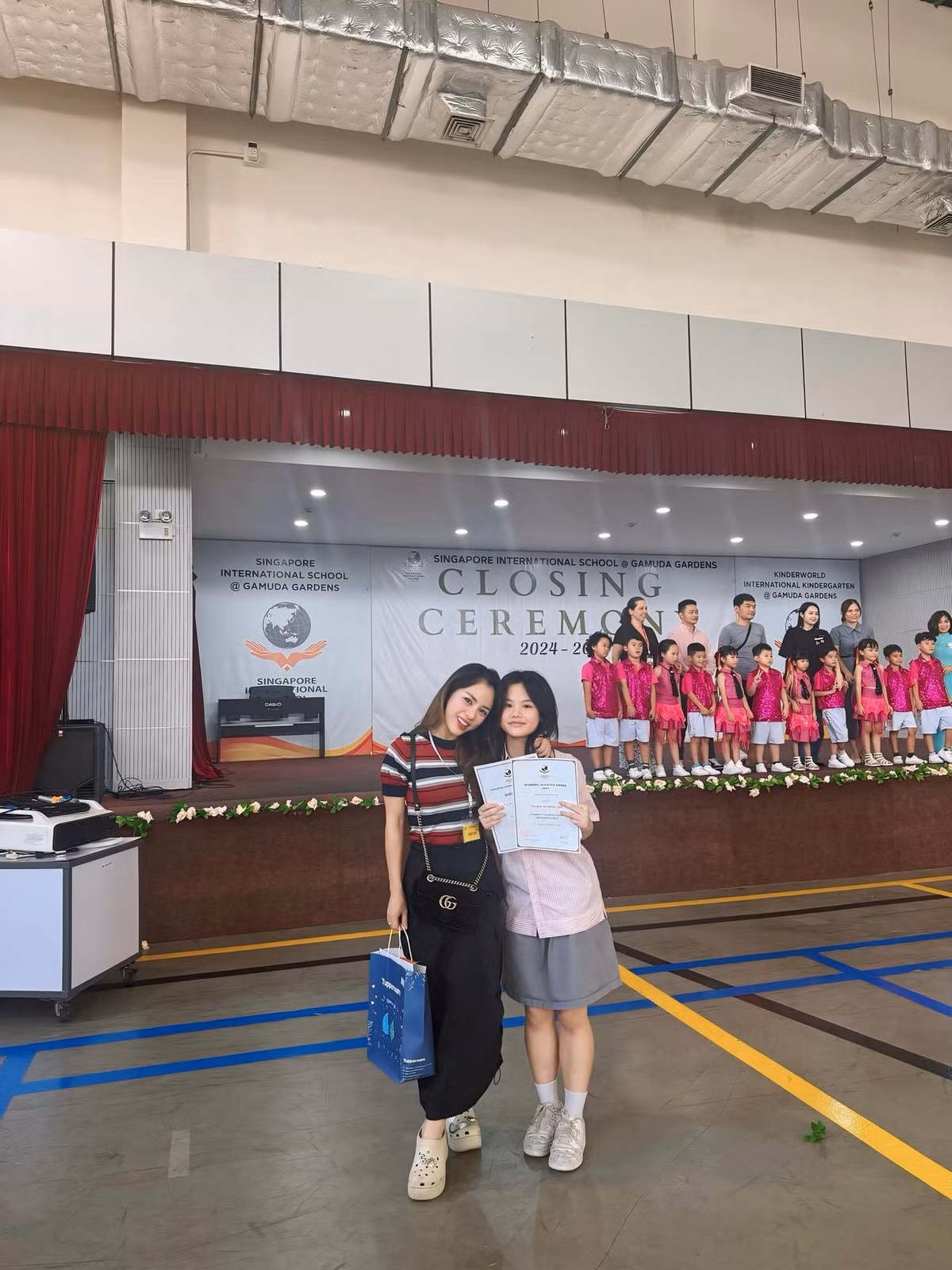 Bé Cherry, 13 tuổi, là con riêng của MC Bạch Lan Phương. Hiện tại, Cherry sống cùng mẹ và nam diễn viên Huỳnh Anh.