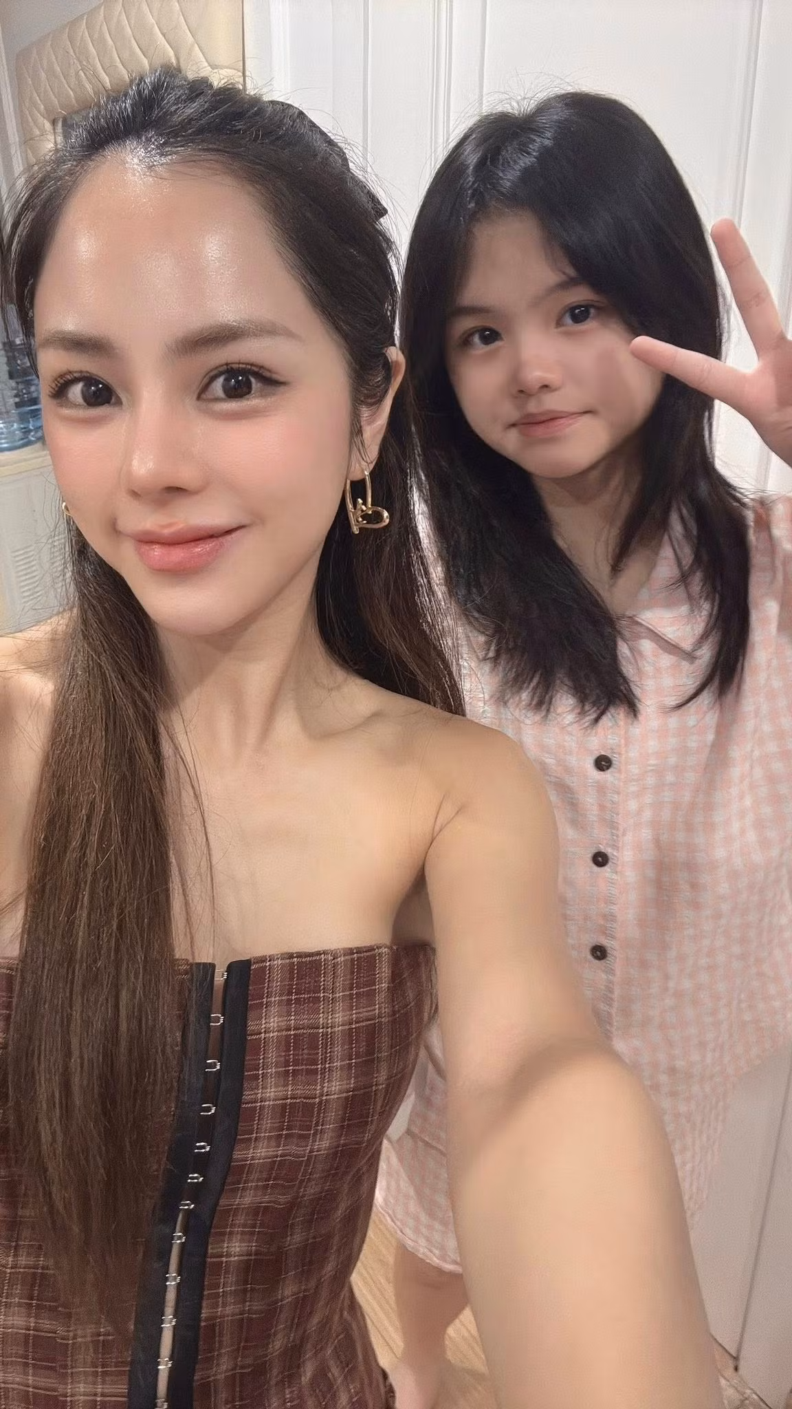 Càng lớn, cô bé càng dậy thì thành công, không chỉ ngày càng xinh đẹp mà còn sở hữu thành tích học tập xuất sắc.