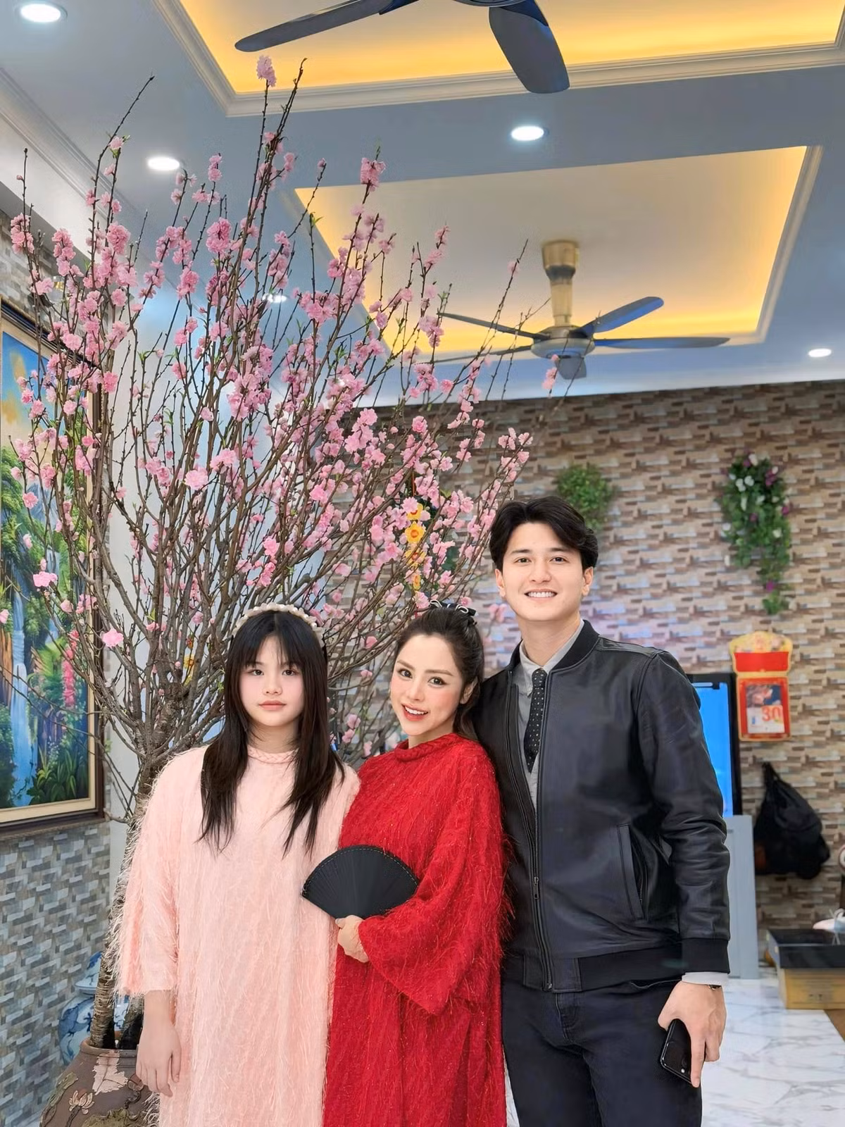 Cô bé cũng có mối quan hệ khá thân thiết với Huỳnh Anh. Trên trang cá nhân, Bạch Lan Phương nhiều lần đăng tải ảnh chụp chung 3 người.