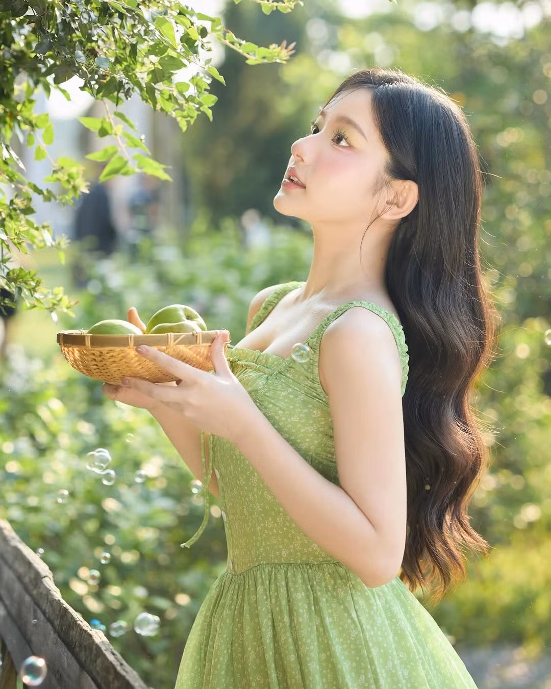 Chiếc váy hai dây dáng xòe mang tông xanh pastel chấm bi li ti mang đến cảm giác tươi mát, trẻ trung và nhẹ nhàng – đúng tinh thần của mùa hè.