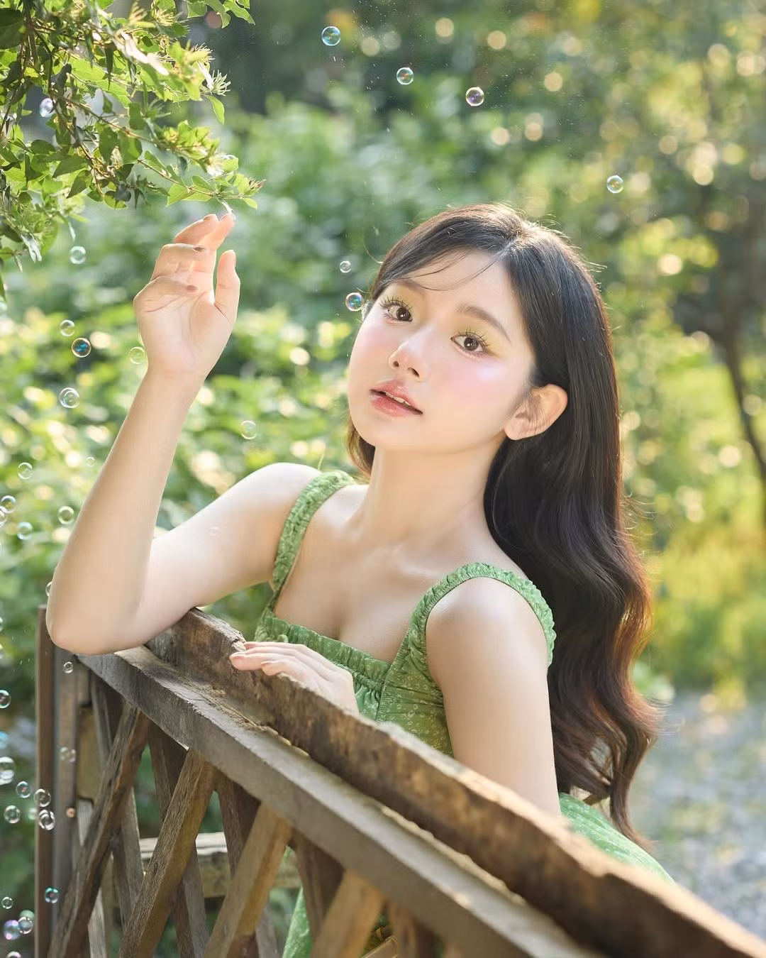 Trong bộ váy xanh lá dịu dàng, cô nàng khoe nhan sắc ngọt ngào như một “nàng tiên xanh” giữa khu vườn mùa hè rực rỡ.