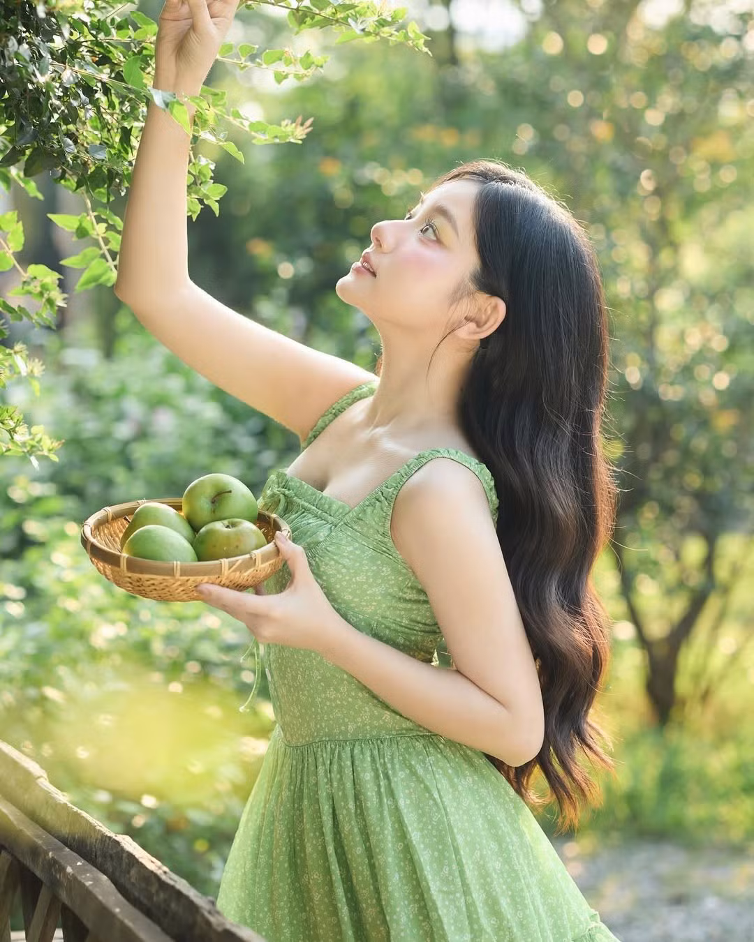 Phần chiết eo tinh tế giúp tôn lên vóc dáng mảnh mai, trong khi phần chân váy xếp ly mềm mại tạo hiệu ứng bay bổng như nàng tiên trong truyện cổ tích.