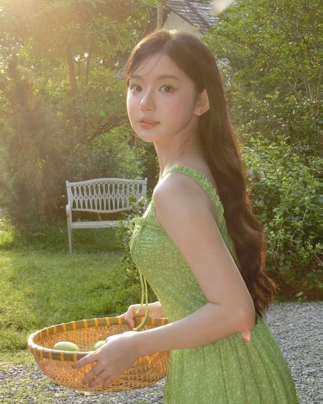 Cộng đồng mạng dành nhiều lời khen ngợi cho nhan sắc "như bước ra từ truyện cổ tích" và gu thẩm mỹ tinh tế của cô nàng: "Nàng tiên của lòng tôi", "mê quá tiên nữ là có thật".