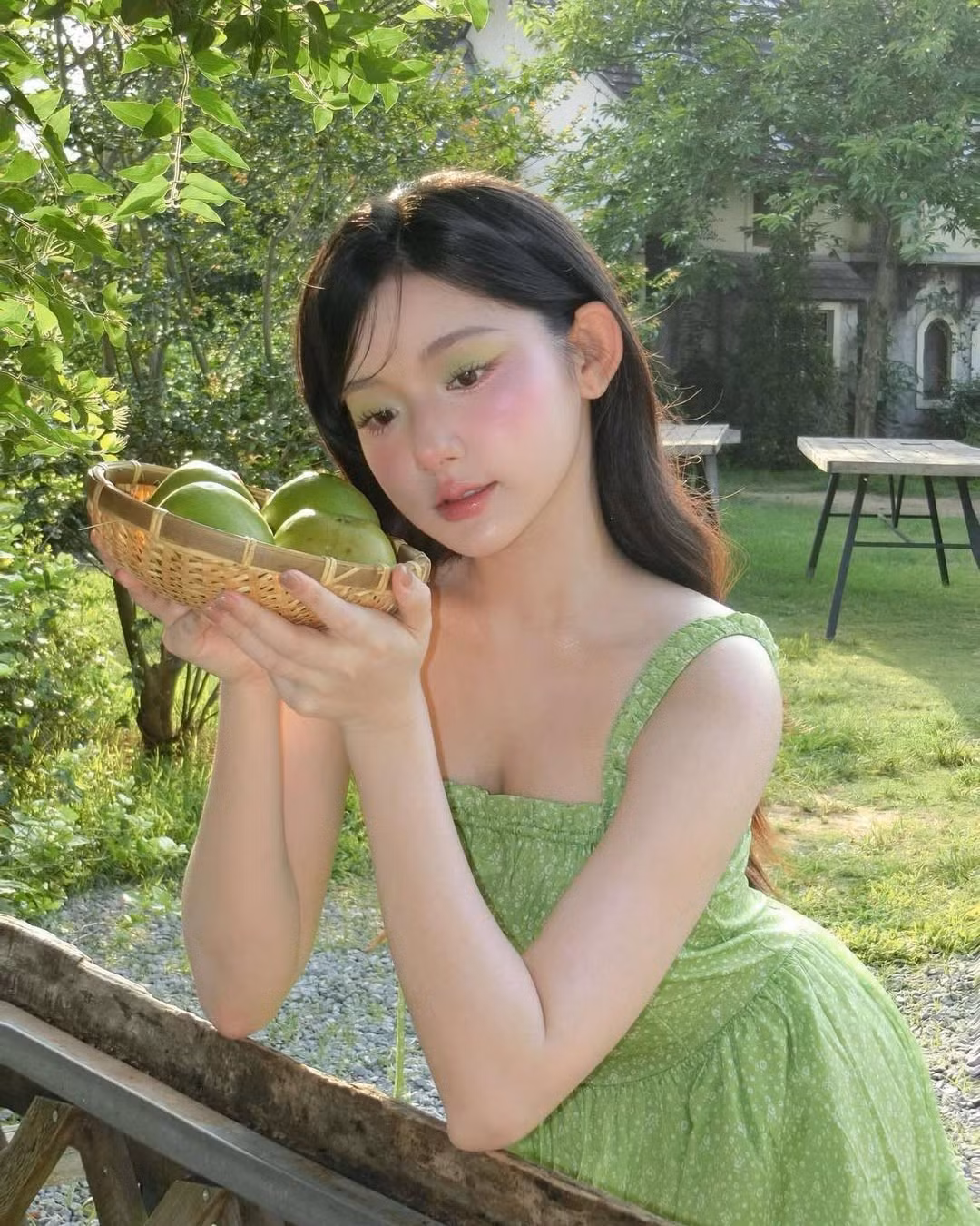 Không chỉ gây ấn tượng bằng vẻ ngoài xinh đẹp, Quỳnh Trương còn được biết đến là một trong những gương mặt nổi bật trong làng mukbang Việt. Phong cách ăn uống duyên dáng, biểu cảm tự nhiên và khả năng giao tiếp thân thiện giúp cô nàng thu hút hàng trăm nghìn lượt theo dõi chỉ trong thời gian ngắn.