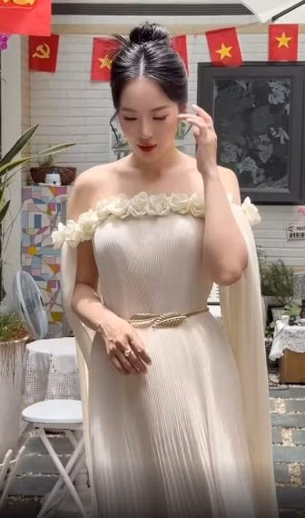 Thiết kế ôm sát phần thân trên, xòe nhẹ bên dưới, kết hợp cùng chất liệu voan nhẹ nhàng tạo nên hiệu ứng thướt tha như tà áo tiên nữ.