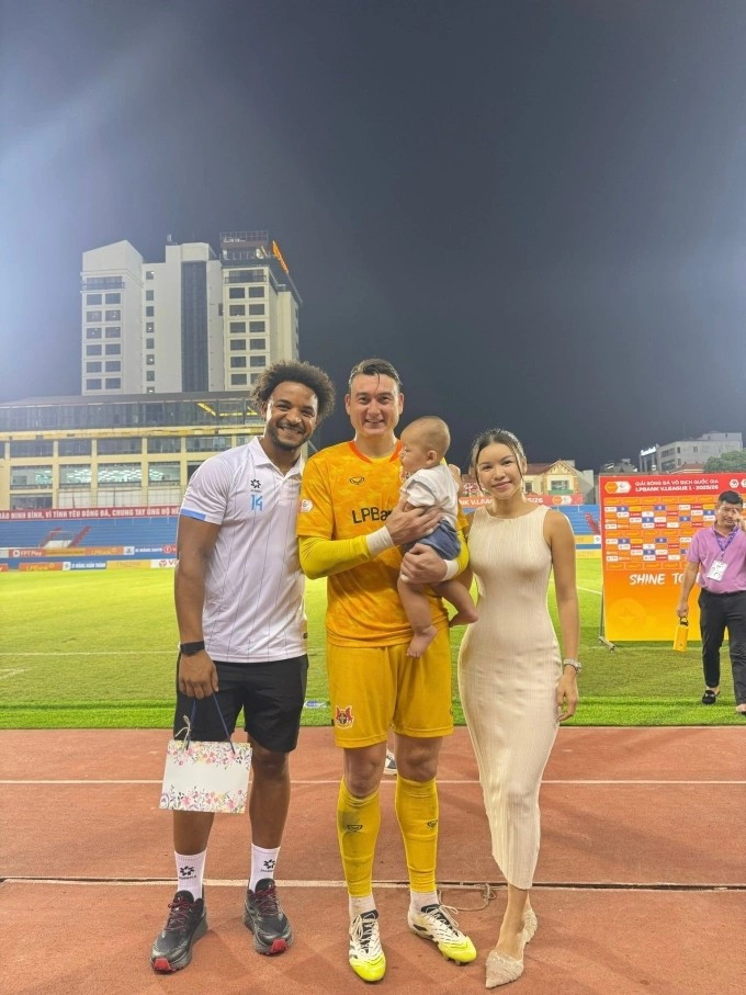 Bên cạnh đó, trong các đoạn video và hình ảnh được Yến Xuân đăng tải, con trai của Đặng Văn Lâm và các nhóc tỳ nhà Xuân Son tỏ ra rất quấn quýt. Các bé cùng chơi đùa vui vẻ trên sàn nhà, tạo nên những khoảnh khắc "tan chảy" người xem.