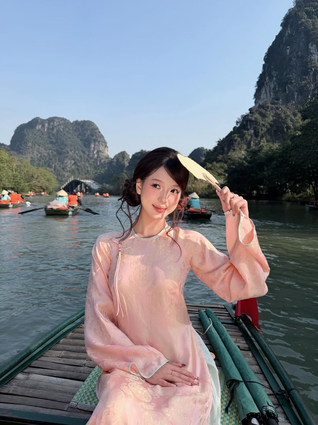 Sở hữu gương mặt thanh tú cùng phong cách thời trang đa dạng, mới đây, nàng hot girl đình đám Wyn Anh đã khiến cộng đồng mạng không khỏi xuýt xoa khi đăng tải bộ ảnh diện áo dài truyền thống tại khu du lịch sinh thái Tràng An (Ninh Bình). (Ảnh: IGNV)