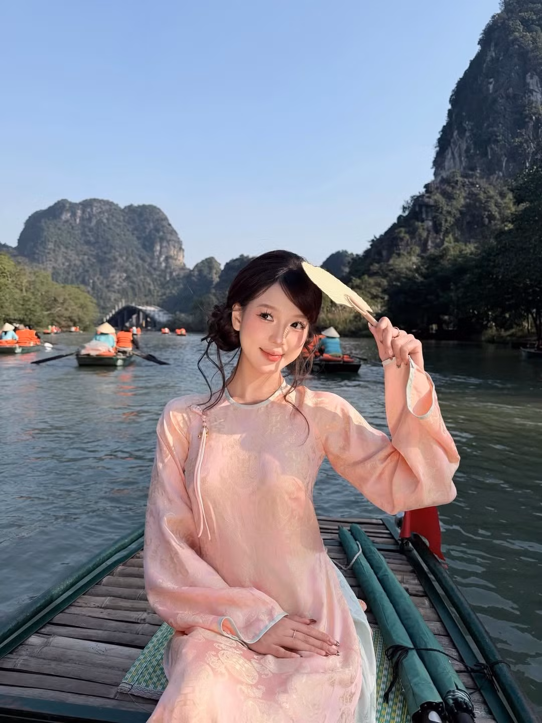 Sở hữu gương mặt thanh tú cùng phong cách thời trang đa dạng, mới đây, nàng hot girl đình đám Wyn Anh đã khiến cộng đồng mạng không khỏi xuýt xoa khi đăng tải bộ ảnh diện áo dài truyền thống tại khu du lịch sinh thái Tràng An (Ninh Bình). (Ảnh: IGNV)