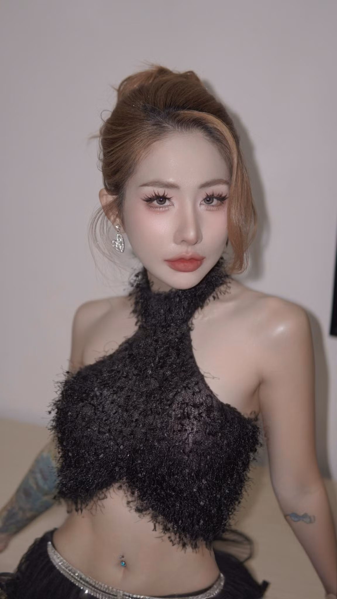 Tuy nhiên với hình tượng gợi cảm, cá tính và không ngại thể hiện bản thân, Du Uyên cũng nhận về một số ý kiến tiêu cực trên mạng xã hội. (Ảnh: IGNV)