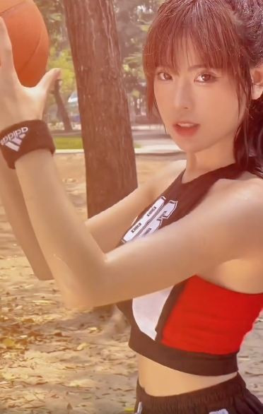 Chiếc áo crop-top cùng chiếc quần shorts thể thao càng làm tôn lên đường cong quyến rũ và vòng eo thon gọn. (Ảnh: FBNV)