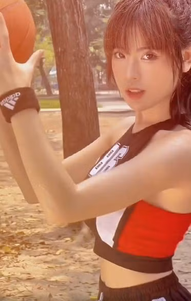 Chiếc áo crop-top cùng chiếc quần shorts thể thao càng làm tôn lên đường cong quyến rũ và vòng eo thon gọn. (Ảnh: FBNV)