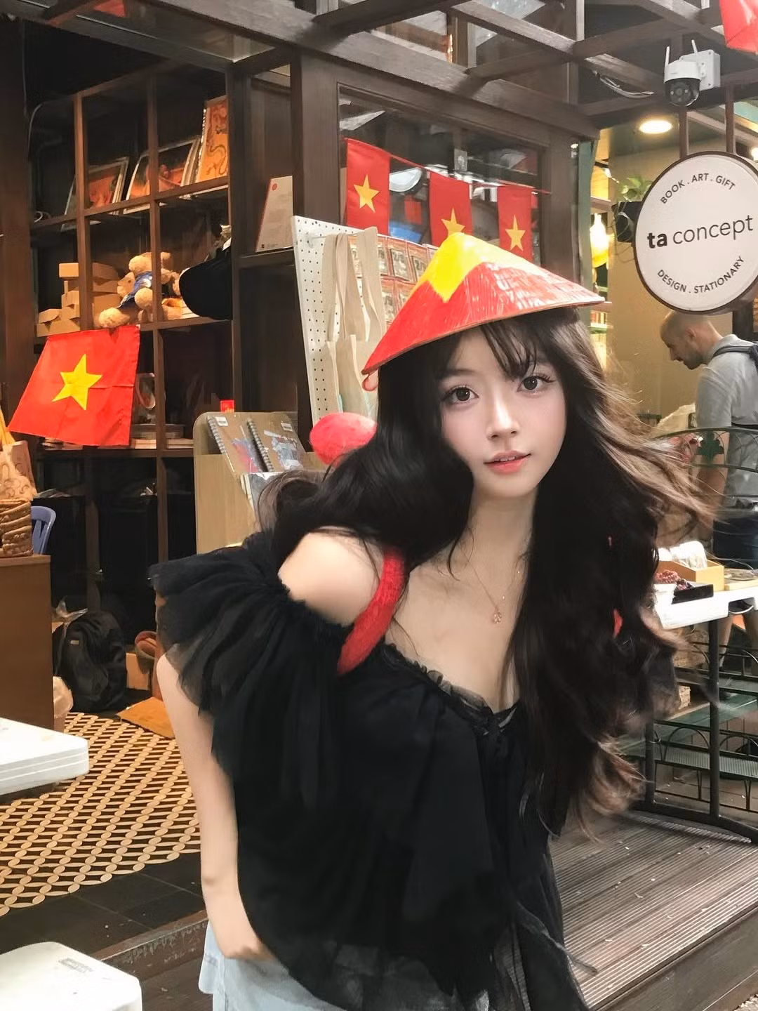 Khác với Quỳnh Trương, Phan Uyên Nhi lại chọn phong cách cá tính hơn. Cô diện váy đen trễ vai với phần tay bồng bằng vải voan, kết hợp cùng chiếc nón lá đỏ rực. (Ảnh: @pu_n139)